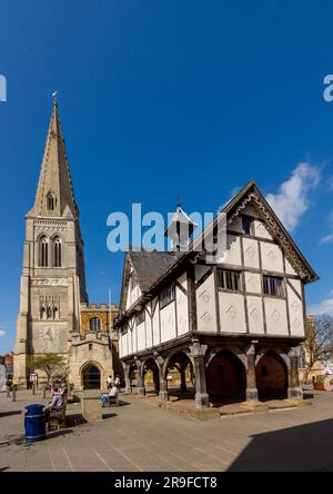 Old Grammar School und St Dionysius Church, Market Harborough, Leicestershire, England, Großbritannien Stockfoto