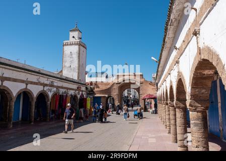 Idyllische Gasse in der Medina von Essaouira, Marokko Stockfoto