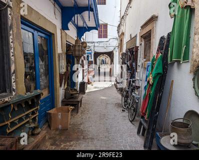 Idyllische Gasse in der Medina von Essaouira in Marokko Stockfoto