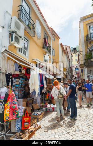 Sintra, Portugal - 14. August 2017: Touristen laufen in der Nähe kleiner Geschäfte in der Altstadt von Sintra Stockfoto