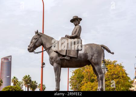 Sevilla, Spanien – 24. FEBRUAR 2022: Reiterstatuette von Prinzessin Maria de las Mercedes von Bourbon - zwei Sizilien, Gräfin von Barcelona, in Sevil Stockfoto