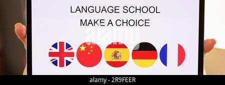 Weibliche Hände halten Tablet mit offener Sprachschulanwendung Stockfoto