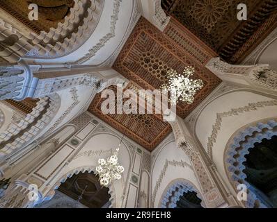 CASABLANCA, MAROKKO - 13. APRIL 2023 - Innere der berühmten Hassan II Moschee an der Küste von Casablanca, Marokko Stockfoto