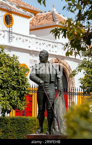 Sevilla, Spanien – 24. FEBRUAR 2022: Die Bronzestatue von Francisco Romero Lopez, einem spanischen Stierkämpfer, bekannt als Curro Romero außerhalb der Stierkampfarena des Stockfoto