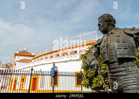 Sevilla, Spanien – 24. FEBRUAR 2022: Die Bronzestatue von Francisco Romero Lopez, einem spanischen Stierkämpfer, bekannt als Curro Romero außerhalb der Stierkampfarena des Stockfoto