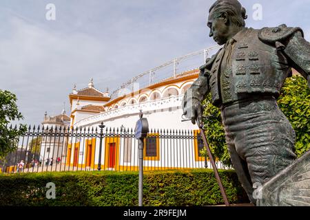 Sevilla, Spanien – 24. FEBRUAR 2022: Die Bronzestatue von Francisco Romero Lopez, einem spanischen Stierkämpfer, bekannt als Curro Romero außerhalb der Stierkampfarena des Stockfoto