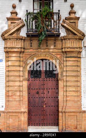 Sevilla, Spanien – 24. FEBRUAR 2022: Architektonische Details der typischen andalusischen Architektur in Sevilla, Spanien. Stockfoto