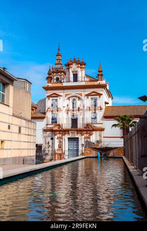 Sevilla, Spanien-24. FEBRUAR 2022: Hospital de la Caridad ist ein barockes Wohltätigkeitskrankenhaus in der Nähe der Plaza de Toros. Gegründet im Jahr 1674, kümmert sich noch immer um die A Stockfoto