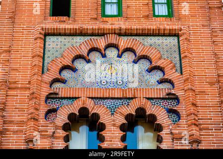 Sevilla, Spanien – 24. FEBRUAR 2022: Architektonische Details der typischen andalusischen Architektur in Sevilla, Spanien. Stockfoto