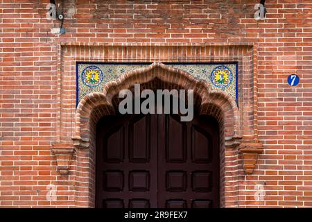 Sevilla, Spanien – 24. FEBRUAR 2022: Architektonische Details der typischen andalusischen Architektur in Sevilla, Spanien. Stockfoto