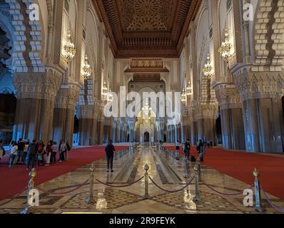 CASABLANCA, MAROKKO - 13. APRIL 2023 - Innere der berühmten Hassan II Moschee an der Küste von Casablanca, Marokko Stockfoto