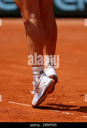 Die Füße des polnischen Tennisspielers IGA Swiatek springen während eines Frauenspiels beim Tennis-Turnier der French Open 2023, Roland Garros, Paris, Frankreich. Stockfoto