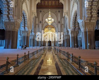 CASABLANCA, MAROKKO - 13. APRIL 2023 - Innere der berühmten Hassan II Moschee an der Küste von Casablanca, Marokko Stockfoto