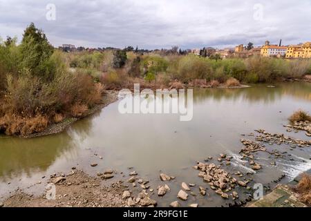 Blick vom Fluss Guadalquivir (Wadi al keebeer in Arabisch) von der römischen Brücke in Cordoba, Andalusien, Spanien. Stockfoto