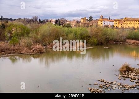 Blick vom Fluss Guadalquivir (Wadi al keebeer in Arabisch) von der römischen Brücke in Cordoba, Andalusien, Spanien. Stockfoto