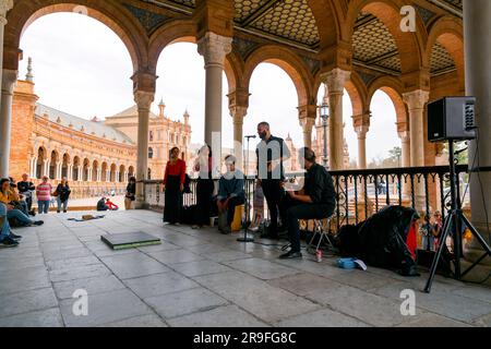 Sevilla, Spanien - 24. Februar 2022: Straßenkünstler, der auf der Plaza de Espana in Sevilla, Andalusien, Spanien, flameco-Kunst mit Tanz und Livemusik vorführt. Stockfoto