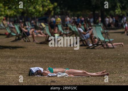 London, Großbritannien. 25. Juni 2023 Wetter in Großbritannien: Die Hitzewelle in der Stadt sieht Einheimische, die sich sonntags am Sonntagnachmittag an einem der heißesten Tage des Jahres sonnen. Met Office berichtete, dass das Quecksilber am Sonntagnachmittag in Coningsby, Lincolnshire, 32,2C erreicht hat – genau wie in Chertsey, Surrey, am 10. Juni. Kredit: Guy Corbishley/Alamy Live News Stockfoto