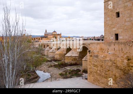 Die römische Brücke oder El Puente Romano und der Calahorra Tower über dem Fluss Guadalquivir in Cordoba, Andalusien. Stockfoto