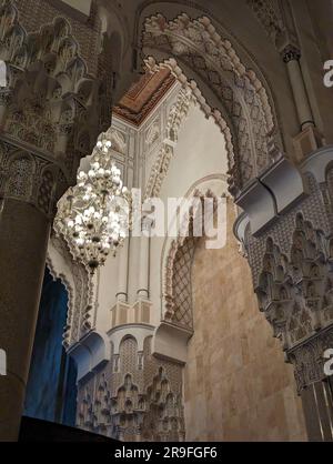 CASABLANCA, MAROKKO - 13. APRIL 2023 - Innere der berühmten Hassan II Moschee an der Küste von Casablanca, Marokko Stockfoto