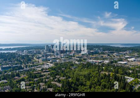 Drohnenfotografie der Skyline von Bellevue und Seattle, Washington im Juni 2023 Stockfoto