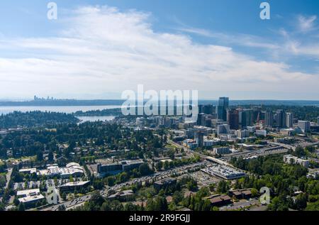 Drohnenfotografie der Skyline von Bellevue und Seattle, Washington im Juni 2023 Stockfoto