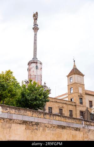 Säule und Statue zum Gedenken an den Triumph des Heiligen Raffael auf der Plaza del Triunfo, Cordoba. Stockfoto