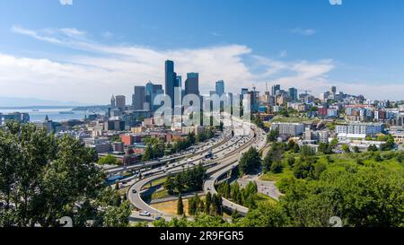 Drohnenfotografie der Skyline von Seattle, Washington, im Juni 2023 Stockfoto