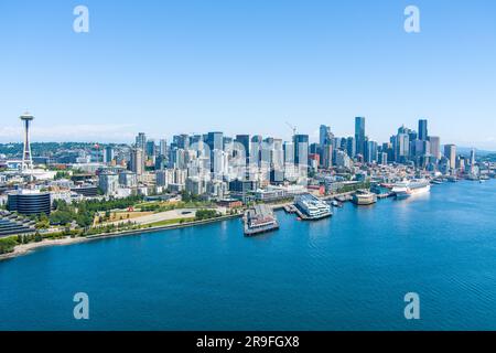 Drohnenfotografie der Skyline von Seattle, Washington, im Juni 2023 Stockfoto