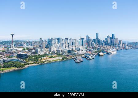 Drohnenfotografie der Skyline von Seattle, Washington, im Juni 2023 Stockfoto