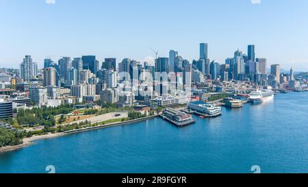 Drohnenfotografie der Skyline von Seattle, Washington, im Juni 2023 Stockfoto