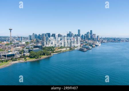 Drohnenfotografie der Skyline von Seattle, Washington, im Juni 2023 Stockfoto