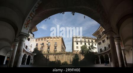 Sevilla, Spanien - 24. FEBRUAR 2022: Das Plaza del Cabildo befindet sich im Viertel Arenal, im Viertel Casco Antiguo der spanischen Stadt Sevilla Stockfoto