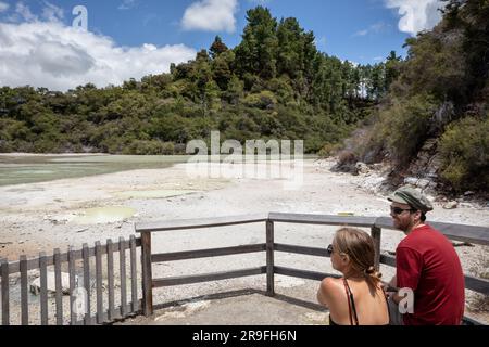 Touristen am Ufer des Lake Ngakoro in Waiotapu – Wai-o-Tapu – Thermal Wonderland in der Region Rotorua auf Nordinsel, Neuseeland. Foto: Rob Watkins Stockfoto