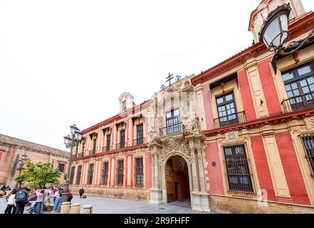 Sevilla, Spanien – 24. FEBRUAR 2022: Die Königlichen Alcazars von Sevilla, historisch bekannt als Al Qasr Al Muriq, ist ein königlicher Palast, erbaut für den christlichen König Pete Stockfoto