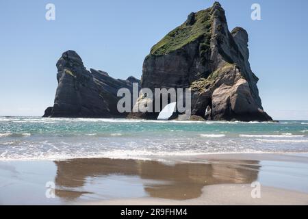 Archway Islands am Wharariki Beach, Neuseeland, Südinsel nördlichster Punkt auf der Tasmanischen See in der Nähe von Cape Farewell. Foto: Rob Watkins Stockfoto