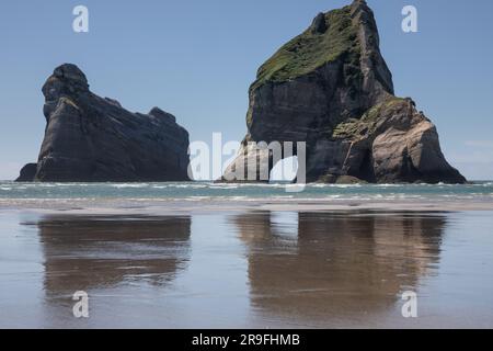 Archway Islands am Wharariki Beach, Neuseeland, Südinsel nördlichster Punkt auf der Tasmanischen See in der Nähe von Cape Farewell. Foto: Rob Watkins Stockfoto