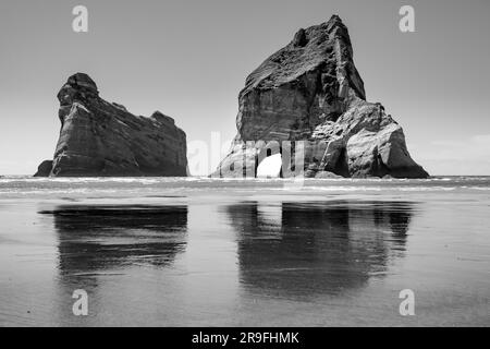 Archway Islands am Wharariki Beach, Neuseeland, Südinsel nördlichster Punkt auf der Tasmanischen See in der Nähe von Cape Farewell. Foto: Rob Watkins Stockfoto