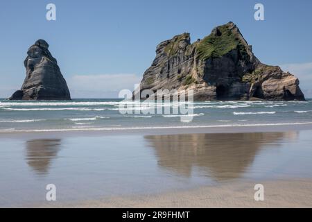 Archway Islands am Wharariki Beach, Neuseeland, Südinsel nördlichster Punkt auf der Tasmanischen See in der Nähe von Cape Farewell. Foto: Rob Watkins Stockfoto