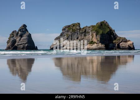 Archway Islands am Wharariki Beach, Neuseeland, Südinsel nördlichster Punkt auf der Tasmanischen See in der Nähe von Cape Farewell. Foto: Rob Watkins Stockfoto