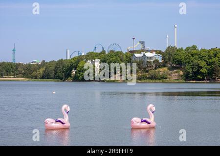 Aufblasbares Schwimmbadspielzeug in der Töölönlahti Bay in Helsinki, Finnland Stockfoto