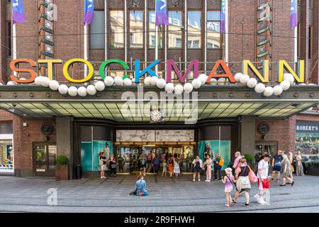 Der Haupteingang des Kaufhauses Stockmann ist in Regenbogenfarben gehalten, um den Pride Month in Helsinki, Finnland, zu feiern Stockfoto