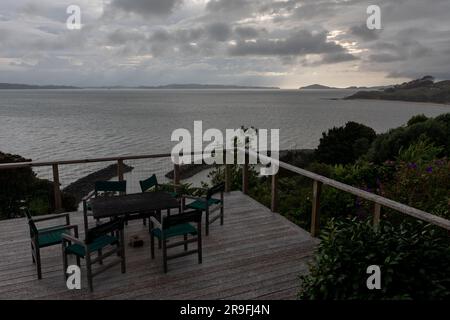 Maraetai Hafen östlich von Auckland auf der Nordinsel Neuseelands. Maraetai liegt an der Tāmaki-Straße, im Hauraki-Golf von Neuseeland. Stockfoto