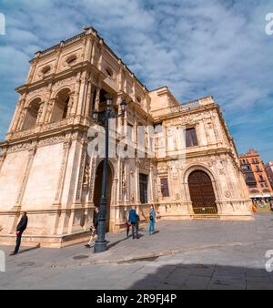 Sevilla, Spanien – 24. FEBRUAR 2022: Das historische Rathaushaus von Sevilla, Andalusien, Spanien. Befindet sich an der Avenue of Constitution. Stockfoto