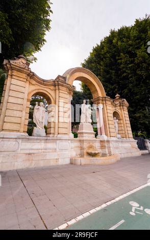 Sevilla, Spanien – 24. FEBRUAR 2022: Die Königlichen Alcazars von Sevilla, historisch bekannt als Al Qasr Al Muriq, ist ein königlicher Palast, erbaut für den christlichen König Pete Stockfoto