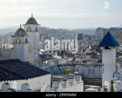 Malerischer Panoramablick über die Dächer der Medina von Tanger, Marokko Stockfoto