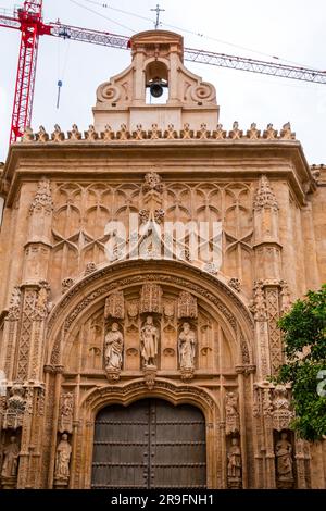 Cordoba, Spanien - 25. Februar 2022: Außenansicht und dekorative Details der herrlichen Moschee von Cordoba. Heute ist die Mezquita-Kathedrale, Andalusien Stockfoto