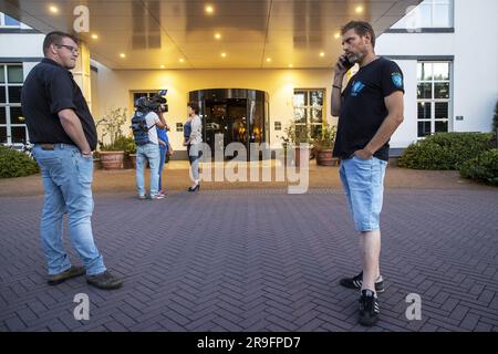 APELDOORN - Mark van den Oever (r) und Sieta van Keimpema (m) von der Farmers Defense Force (FDF) während der Aussetzung einer Konsultation zu der angekündigten Demonstration in Den Haag. Dann könnte mehr darüber bekannt sein, wie der Protest im Laufe der Woche ablaufen wird. ANP VINCENT JANNINK niederlande raus - belgien raus Stockfoto