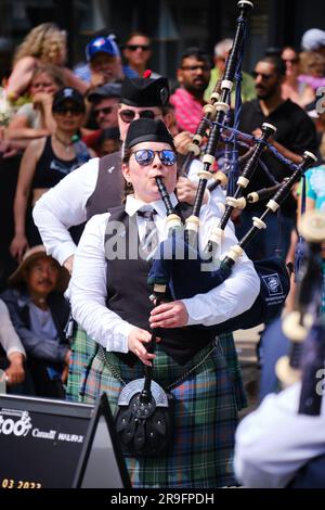 Darsteller von Royal Tattoo: Dartmouth & District Pipe Band beim Dartmouth Open Street Festival. Halifax, Neuschottland. Juni 2023 Stockfoto