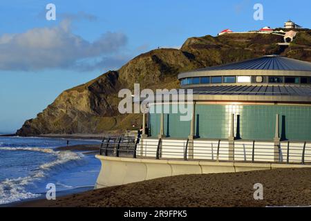 The Bandstand in North Beach, Aberystwyth, Ceredigion, Wales, UK mit Constitution Hill im Hintergrund. Stockfoto