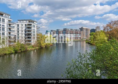 Berlin, Deutschland - 28. April 2022: Spreekreuz - die Kreuzung der Wasserstraßen am südlichen Ende des Charlottenburger Kanals, wo sie auf beide Flüsse trifft Stockfoto